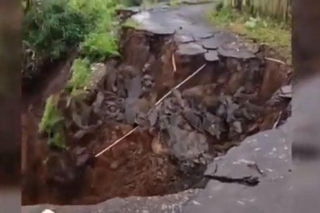 Terekam Video! Momen Mencekam Jalan Penghubung Semarang-Boyolali Mendadak Longsor Terekam Video! Momen Mencekam Jalan Penghubung Semarang-Boyolali Mendadak Longsor