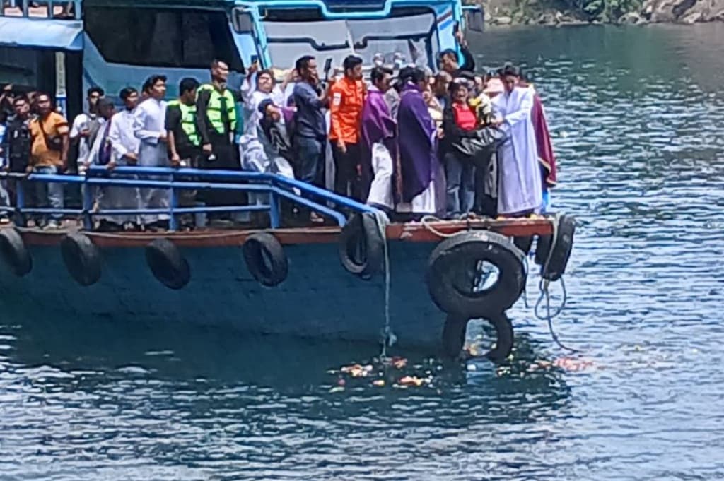 Haru! Tabur Bunga Tutup Pencarian Mahasiswa Calon Pastor Tenggelam di Air Terjun Situmurun Haru! Tabur Bunga Tutup Pencarian Mahasiswa Calon Pastor Tenggelam di Air Terjun Situmurun