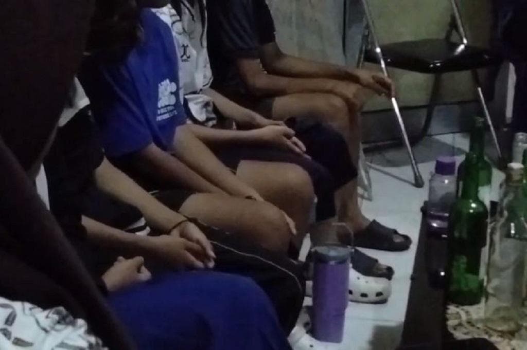 7 Remaja Putri Digerebek Pesta Miras di Lampung, 3 Orang Mengaku Penyuka Sesama Jenis 7 Remaja Putri Digerebek Pesta Miras di Lampung, 3 Orang Mengaku Penyuka Sesama Jenis
