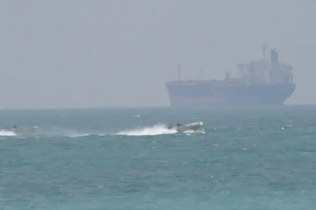 AS Lumpuhkan 2 Kapal Tanker Raksasa Iran, Dicegat di Teluk Oman AS Lumpuhkan 2 Kapal Tanker Raksasa Iran, Dicegat di Teluk Oman