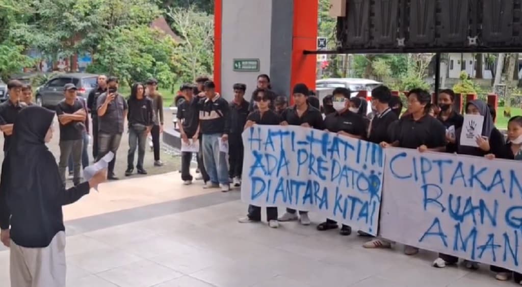 Kasus Dugaan Pelecehan di FH UNEJ, Mahasiswa Demo Tuntut Pelaku Ditangkap Kasus Dugaan Pelecehan di FH UNEJ, Mahasiswa Demo Tuntut Pelaku Ditangkap