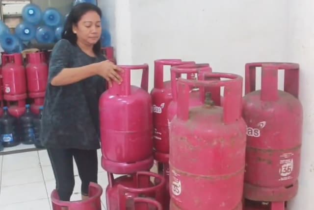 Elpiji 12 Kg di Surabaya Kosong, Warga Mulai Berburu Gas 3 Kg Elpiji 12 Kg di Surabaya Kosong, Warga Mulai Berburu Gas 3 Kg