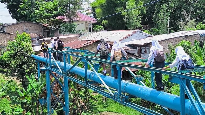 Tak Ada Jembatan, Siswa SMP di Medan Seberangi Sungai Deli Lewat Pipa Air ke Sekolah Tak Ada Jembatan, Siswa SMP di Medan Seberangi Sungai Deli Lewat Pipa Air ke Sekolah