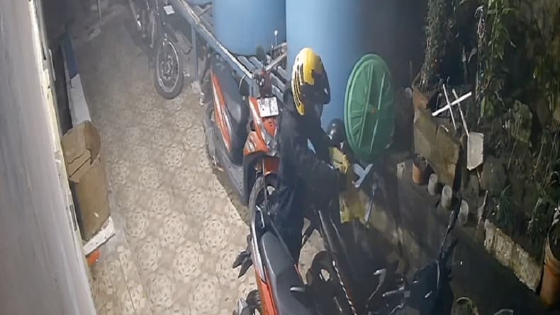 Sakit Hati Dipecat, Pria di Batam Nekat Bakar 4 Motor Rekan Kerja Sakit Hati Dipecat, Pria di Batam Nekat Bakar 4 Motor Rekan Kerja
