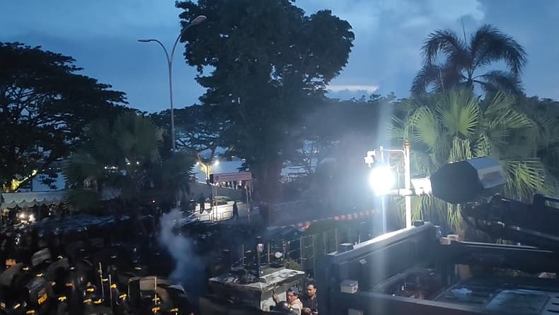 Memanas, Polisi Bubarkan Paksa Demonstrasi di Kantor Gubernur Kaltim Memanas, Polisi Bubarkan Paksa Demonstrasi di Kantor Gubernur Kaltim