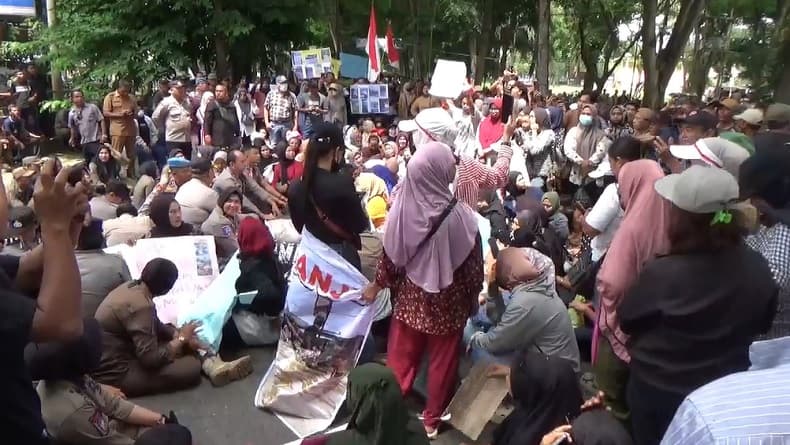 Bantuan Tak Merata, Korban Banjir Demo di Kantor Bupati Langkat Bantuan Tak Merata, Korban Banjir Demo di Kantor Bupati Langkat