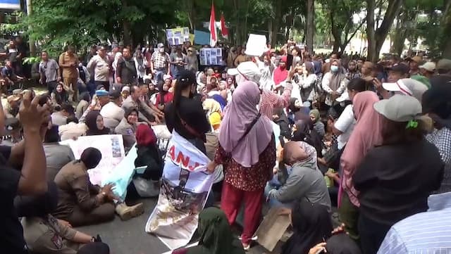 Bantuan Tak Merata, Korban Banjir Demo di Kantor Bupati Langkat Bantuan Tak Merata, Korban Banjir Demo di Kantor Bupati Langkat