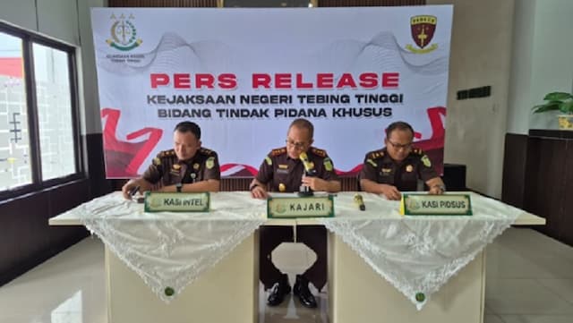 Kejari Tebing Tinggi Tetapkan 2 Tersangka Baru Kasus Korupsi BBM DLH Kejari Tebing Tinggi Tetapkan 2 Tersangka Baru Kasus Korupsi BBM DLH