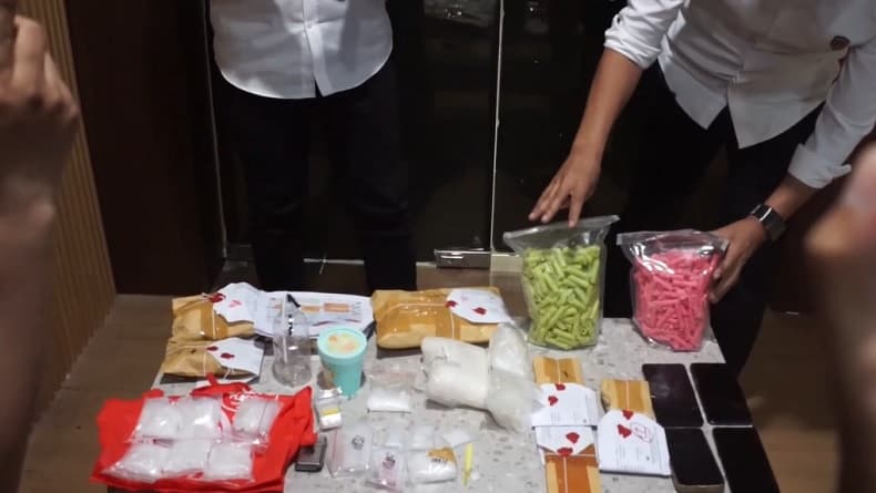 Sabu 1 Kg Disamarkan dalam Kemasan Camilan, 3 Kurir Ditangkap di Halte Bus Makassar Sabu 1 Kg Disamarkan dalam Kemasan Camilan, 3 Kurir Ditangkap di Halte Bus Makassar