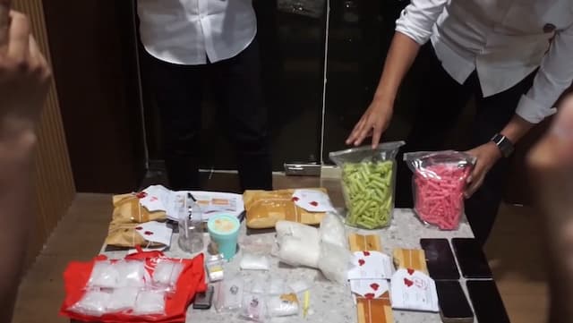 Sabu 1 Kg Disamarkan dalam Kemasan Camilan, 3 Kurir Ditangkap di Halte Bus Makassar Sabu 1 Kg Disamarkan dalam Kemasan Camilan, 3 Kurir Ditangkap di Halte Bus Makassar