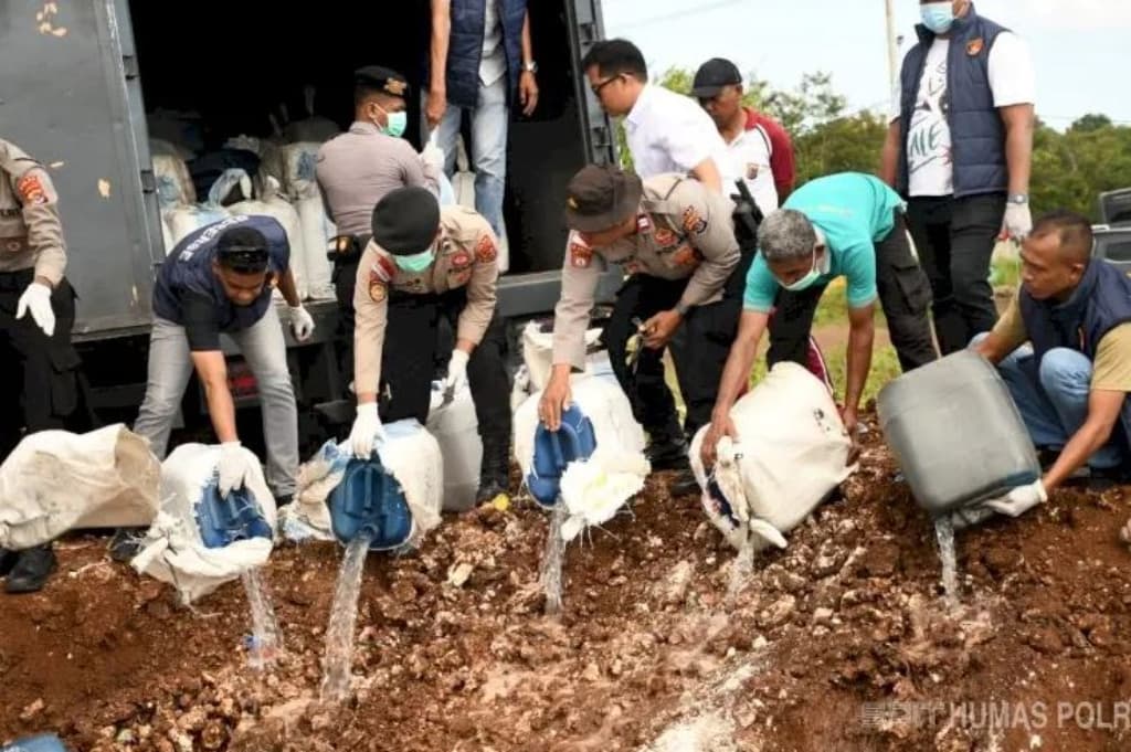 Tegas! Polda NTT Musnahkan 6.381 Liter Miras Ilegal Hasil Operasi Tegas! Polda NTT Musnahkan 6.381 Liter Miras Ilegal Hasil Operasi