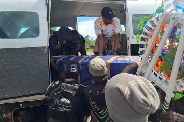 Haru! Momen TNI dan Warga Gotong Royong Evakuasi Jenazah di Nduga Papua Haru! Momen TNI dan Warga Gotong Royong Evakuasi Jenazah di Nduga Papua