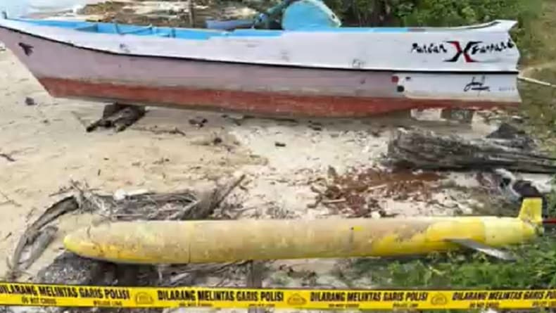 Warga Sumenep Geger Temukan Benda Diduga Torpedo di Pantai, Polisi Amankan TKP Warga Sumenep Geger Temukan Benda Diduga Torpedo di Pantai, Polisi Amankan TKP