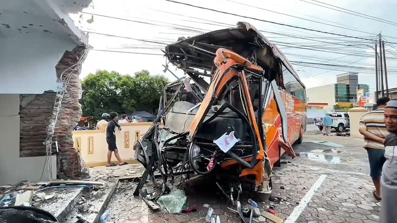 Kecelakaan Bus dan Truk Tangki di Luwu, 1 Orang Tewas 5 Luka Kecelakaan Bus dan Truk Tangki di Luwu, 1 Orang Tewas 5 Luka
