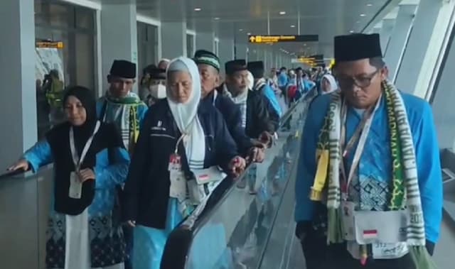 Momen Haru 760 Jemaah Calon Haji Embarkasi Surabaya Bertolak ke Tanah Suci Momen Haru 760 Jemaah Calon Haji Embarkasi Surabaya Bertolak ke Tanah Suci