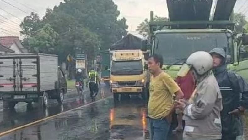 Diduga Terserempet hingga Jatuh, Pemotor Tewas Tertabrak Truk di Jalur Rawan Sidoarjo Diduga Terserempet hingga Jatuh, Pemotor Tewas Tertabrak Truk di Jalur Rawan Sidoarjo