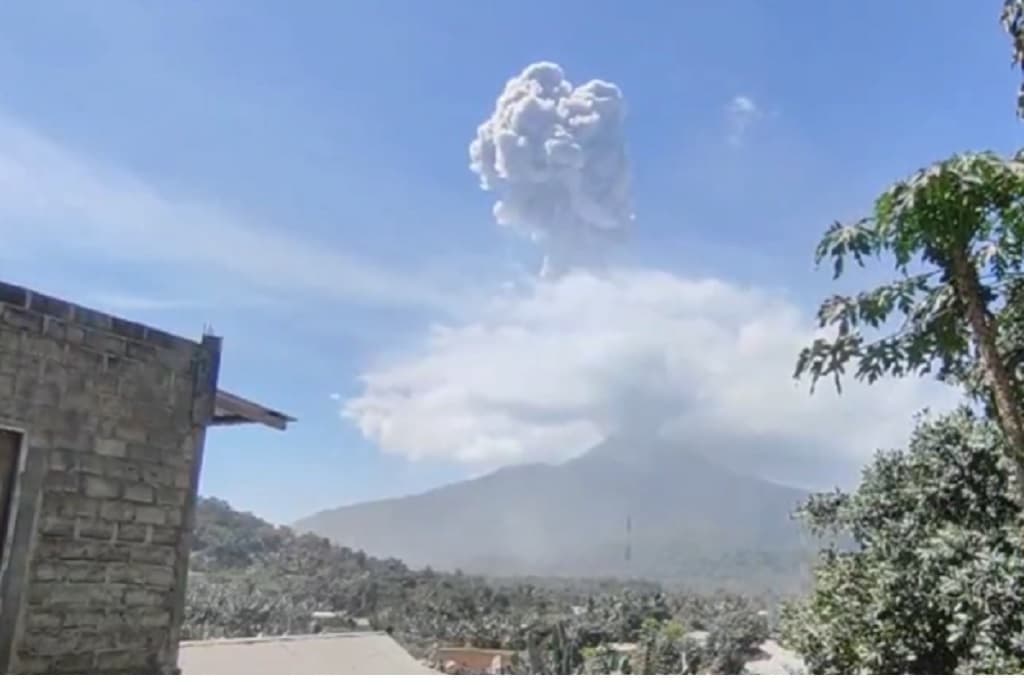 Gunung Lewotobi Laki-laki Meletus Sore Ini, Semburkan Abu Vulkanik 1.600 Meter Gunung Lewotobi Laki-laki Meletus Sore Ini, Semburkan Abu Vulkanik 1.600 Meter