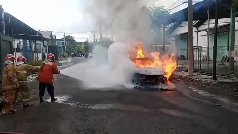 Mobil Listrik Hangus Terbakar di Gresik, Picu Kepanikan Pengguna Jalan Mobil Listrik Hangus Terbakar di Gresik, Picu Kepanikan Pengguna Jalan