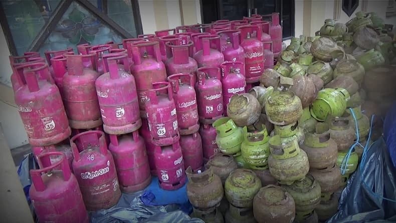 Polda Jambi Gerebek Gudang Pengoplos Gas Subsidi, 3 Orang Ditangkap Polda Jambi Gerebek Gudang Pengoplos Gas Subsidi, 3 Orang Ditangkap