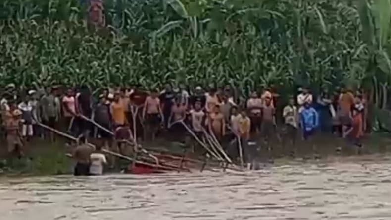 Truk Terseret Banjir Bandang Kali Bodri Kendal hingga Tenggelam, Evakuasi Dramatis Truk Terseret Banjir Bandang Kali Bodri Kendal hingga Tenggelam, Evakuasi Dramatis