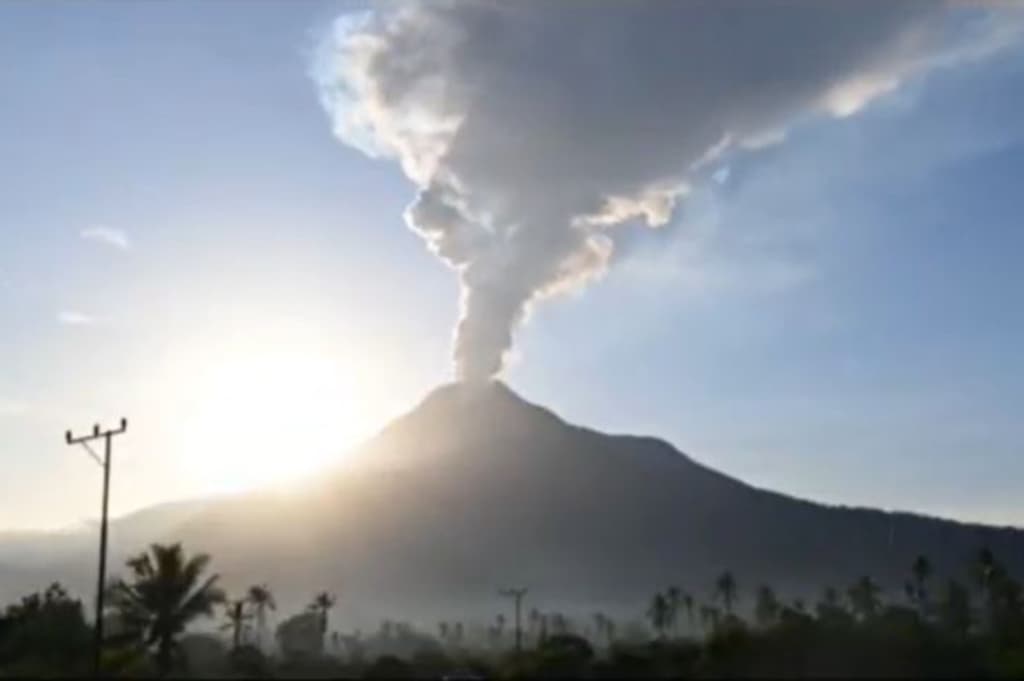 Gunung Lewotobi Laki-Laki Meletus, Bandara Frans Seda Maumere Ditutup Akibat Abu Vulkanis Gunung Lewotobi Laki-Laki Meletus, Bandara Frans Seda Maumere Ditutup Akibat Abu Vulkanis