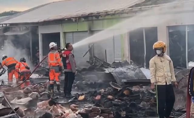 41 Kios di Pasar Baru Tuban Terbakar, Bupati Lindra Percepat Pemulihan Pedagang 41 Kios di Pasar Baru Tuban Terbakar, Bupati Lindra Percepat Pemulihan Pedagang