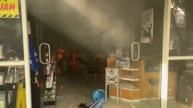 Kebakaran Toko Parfum di Tuban, Pembeli Terluka Kebakaran Toko Parfum di Tuban, Pembeli Terluka