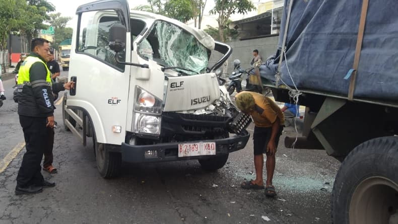 Sopir Ngantuk, 2 Truk Tabrakan di Bojonegoro Sopir Ngantuk, 2 Truk Tabrakan di Bojonegoro
