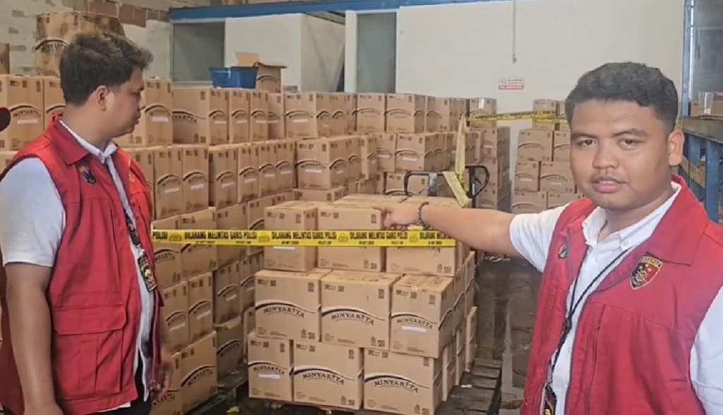 Polisi Gerebek Pabrik Minyakita di Sidoarjo, Diduga Kurangi Takaran Jeriken Polisi Gerebek Pabrik Minyakita di Sidoarjo, Diduga Kurangi Takaran Jeriken