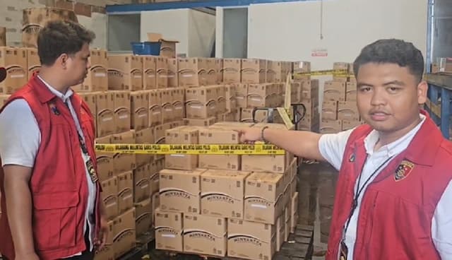 Polisi Gerebek Pabrik Minyakita di Sidoarjo, Diduga Kurangi Takaran Jeriken Polisi Gerebek Pabrik Minyakita di Sidoarjo, Diduga Kurangi Takaran Jeriken