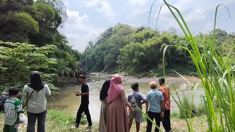 Berenang di Sungai Cisanggarrung Cirebon, 2 Pelajar SMP Tenggelam Belum Ditemukan Berenang di Sungai Cisanggarrung Cirebon, 2 Pelajar SMP Tenggelam Belum Ditemukan
