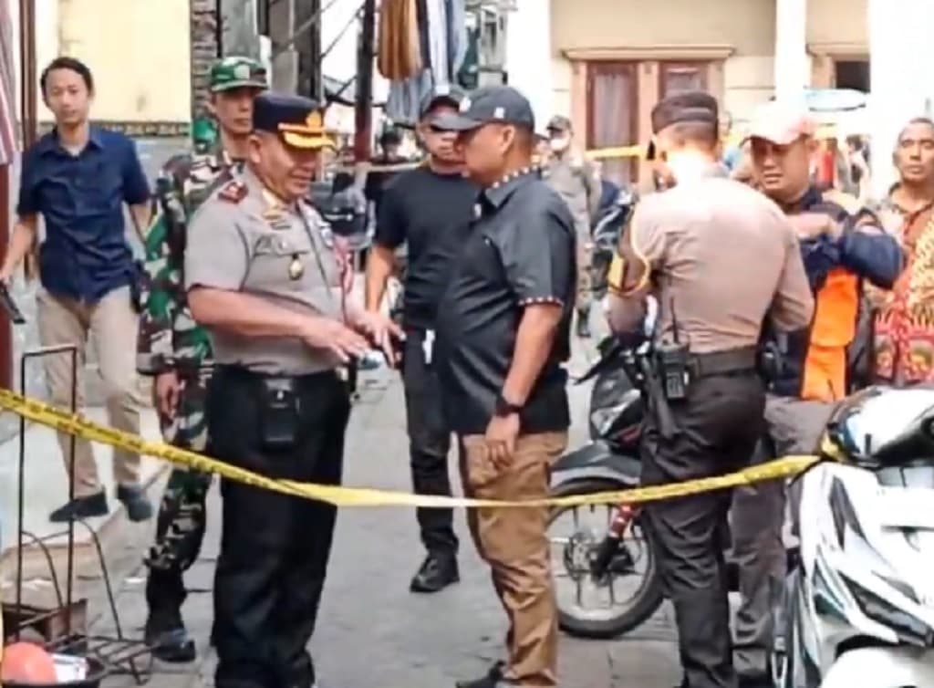 Kronologi Pria Tewas Penuh Luka Bacok di Surabaya, Dikeroyok 4 OTK Depan Rumah Kronologi Pria Tewas Penuh Luka Bacok di Surabaya, Dikeroyok 4 OTK Depan Rumah