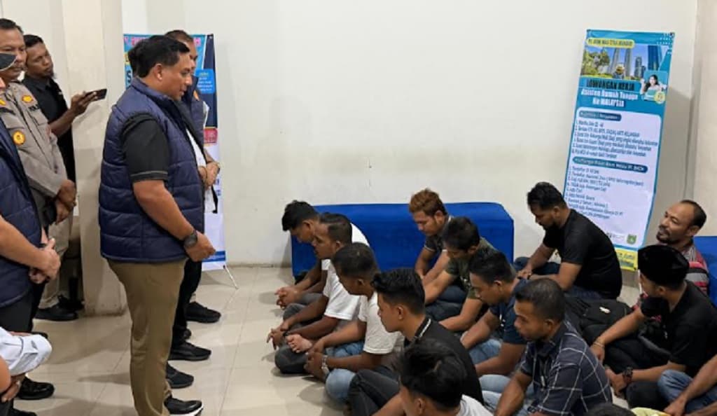 Polda Riau Bongkar Sindikat PMI Ilegal di Dumai, 68 Orang Diamankan Dalam Hutan Polda Riau Bongkar Sindikat PMI Ilegal di Dumai, 68 Orang Diamankan Dalam Hutan