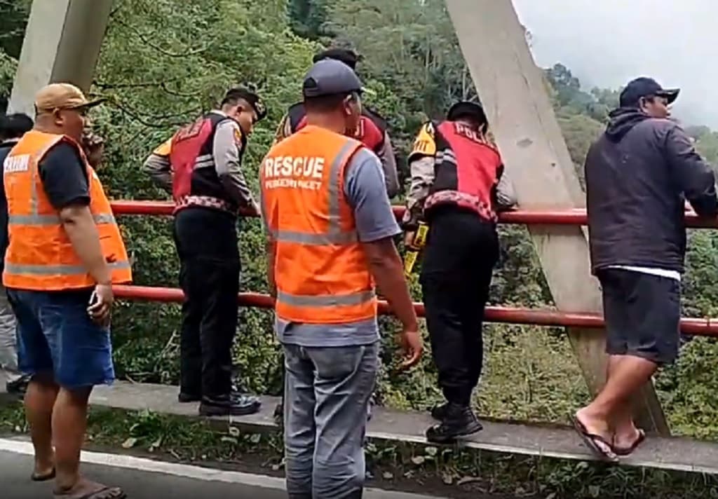 Tragedi di Jembatan Cangar, Pemuda Lumajang Tewas Terjun ke Jurang Tragedi di Jembatan Cangar, Pemuda Lumajang Tewas Terjun ke Jurang