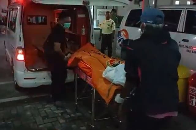 Sadis! Wanita Muda Tewas Dibacok di Bangkalan, Celurit Ditemukan di TKP Sadis! Wanita Muda Tewas Dibacok di Bangkalan, Celurit Ditemukan di TKP