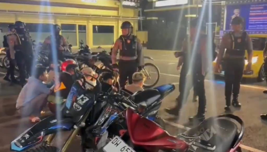 Ratusan Pemuda Balap Liar di Makassar Kocar-Kacir Digerebek Polisi, 7 Orang Ditangkap Ratusan Pemuda Balap Liar di Makassar Kocar-Kacir Digerebek Polisi, 7 Orang Ditangkap