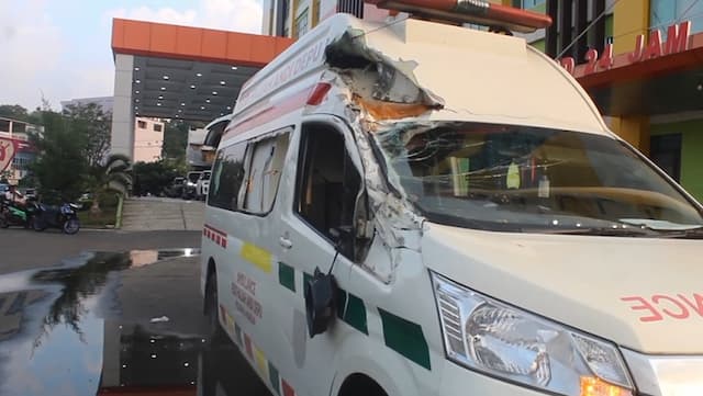 Kecelakaan di Parepare, Ambulans Bawa Pasien Ditabrak Truk Boks Kecelakaan di Parepare, Ambulans Bawa Pasien Ditabrak Truk Boks