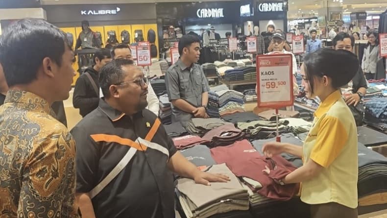 Cek Kabar Pembatasan Hijab bagi Karyawati, Anggota DPR Datangi Mal di Purwokerto Cek Kabar Pembatasan Hijab bagi Karyawati, Anggota DPR Datangi Mal di Purwokerto