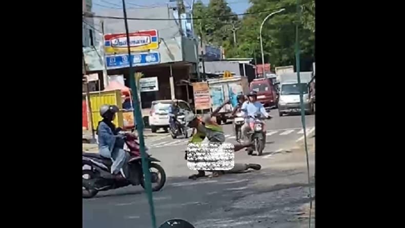 Viral! Gegara Masalah Sif Jaga, Pak Ogah Duel di Tengah Jalan Parepare Viral! Gegara Masalah Sif Jaga, Pak Ogah Duel di Tengah Jalan Parepare
