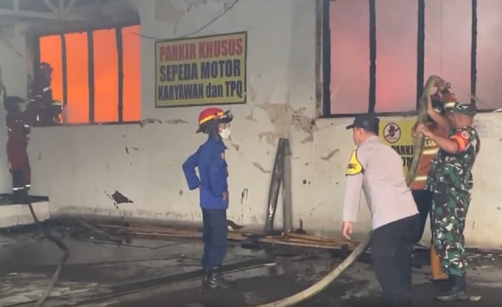 Gudang Bahan Baku Rokok di Malang Terbakar, Diduga Korsleting Listrik Gudang Bahan Baku Rokok di Malang Terbakar, Diduga Korsleting Listrik