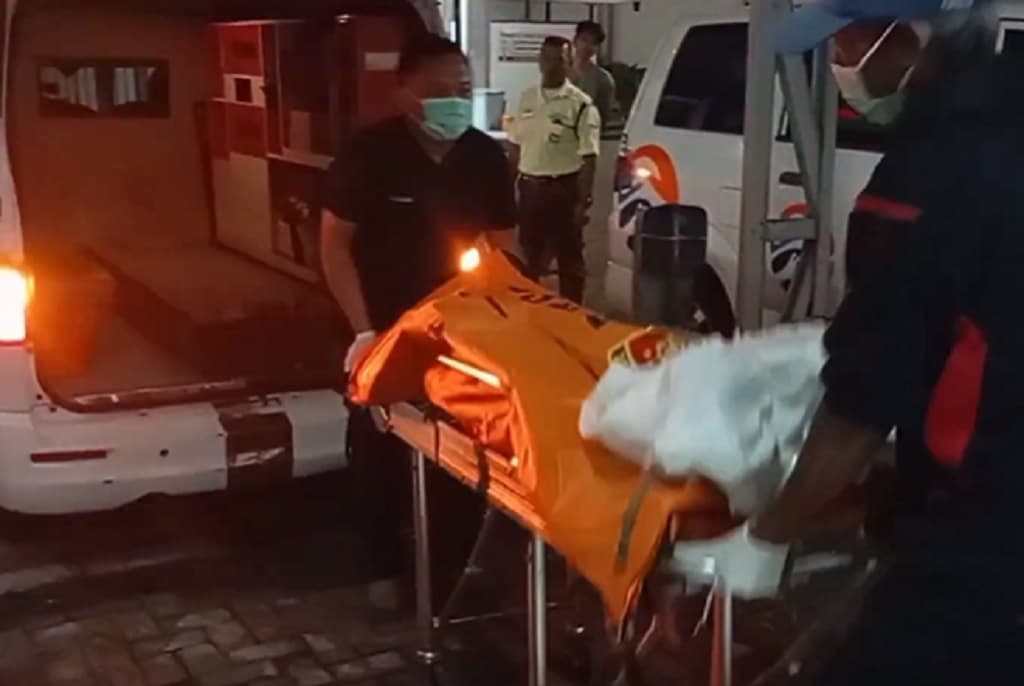 Bangkalan Gempar! Ibu Muda Tewas Dibacok Anak Tiri gegara Dituduh Selingkuh Bangkalan Gempar! Ibu Muda Tewas Dibacok Anak Tiri gegara Dituduh Selingkuh