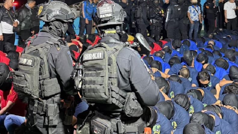 Pemindahan Ratusan Narapidana Risiko Tinggi dari Riau ke Nusakambangan Dikawal Ketat Pemindahan Ratusan Narapidana Risiko Tinggi dari Riau ke Nusakambangan Dikawal Ketat