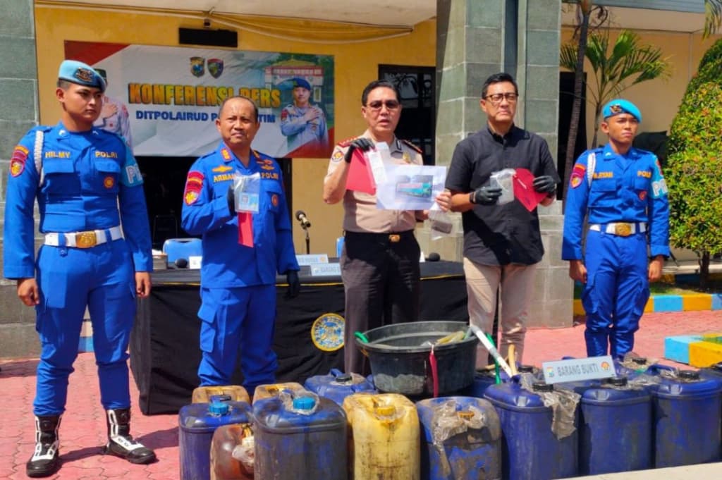 Terbongkar! Penyelundupan Solar Subsidi di Tanjung Perak Digagalkan, 930 Liter Disita Terbongkar! Penyelundupan Solar Subsidi di Tanjung Perak Digagalkan, 930 Liter Disita