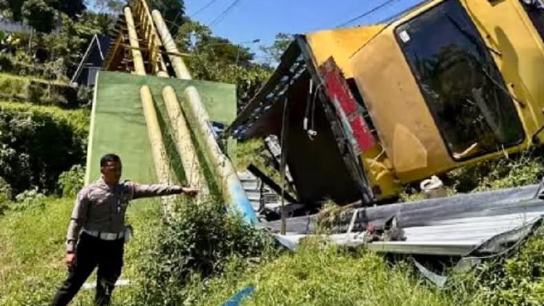 Kecelakaan di Kota Batu, Truk Gagal Menanjak Terjun ke Jurang Kecelakaan di Kota Batu, Truk Gagal Menanjak Terjun ke Jurang