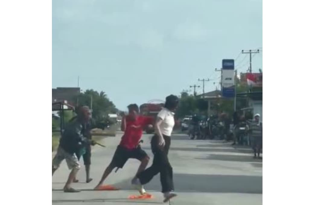 Viral 2 Warga di Sidrap Duel Pakai Sajam di Tengah Jalan, Dipicu Sengketa Tanah Viral 2 Warga di Sidrap Duel Pakai Sajam di Tengah Jalan, Dipicu Sengketa Tanah