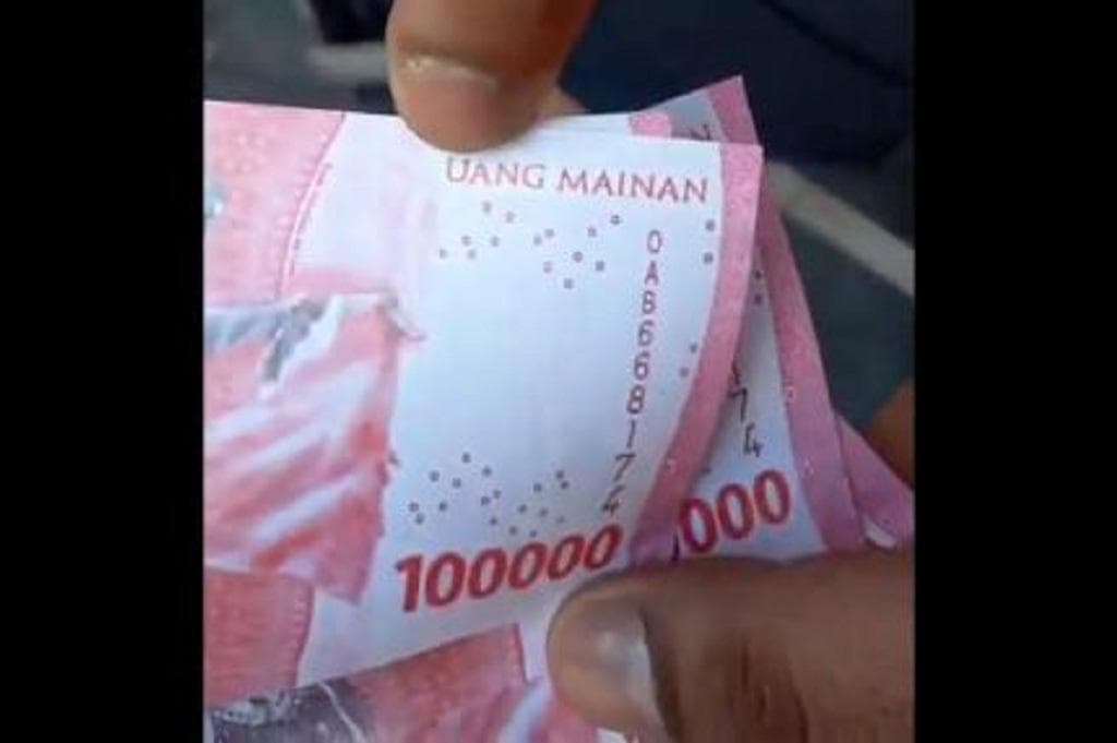 Akal Licik Terbongkar, Pria di Jember Nekat Beli Motorsport Rp26 Juta Pakai Uang Mainan Akal Licik Terbongkar, Pria di Jember Nekat Beli Motorsport Rp26 Juta Pakai Uang Mainan