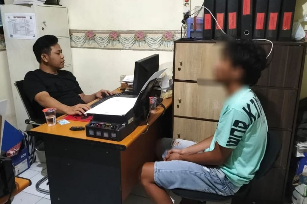 Brutal! Mahasiswa di Jombang Aniaya Pacar gegara Diminta Bayarkan Angsuran Motor Brutal! Mahasiswa di Jombang Aniaya Pacar gegara Diminta Bayarkan Angsuran Motor