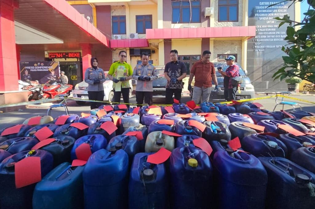 Duh! 7 Warga Probolinggo Ditangkap gegara Timbun BBM Subsidi Ribuan Liter Duh! 7 Warga Probolinggo Ditangkap gegara Timbun BBM Subsidi Ribuan Liter