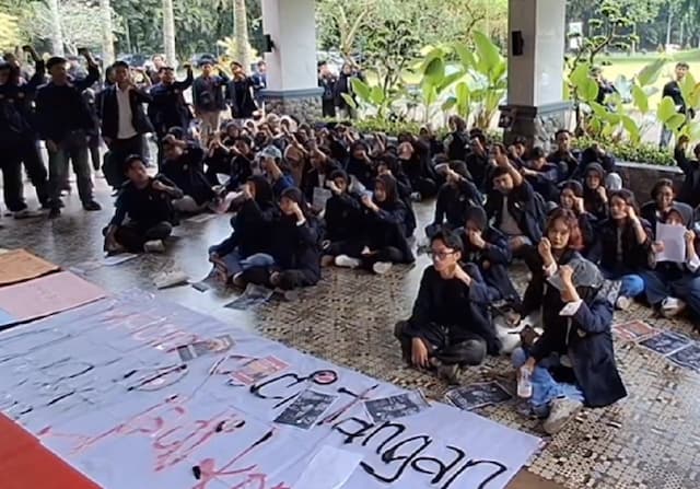 Mahasiswa Unej Demo Rektorat Tuntut Kenaikan UKT Dibatalkan Mahasiswa Unej Demo Rektorat Tuntut Kenaikan UKT Dibatalkan
