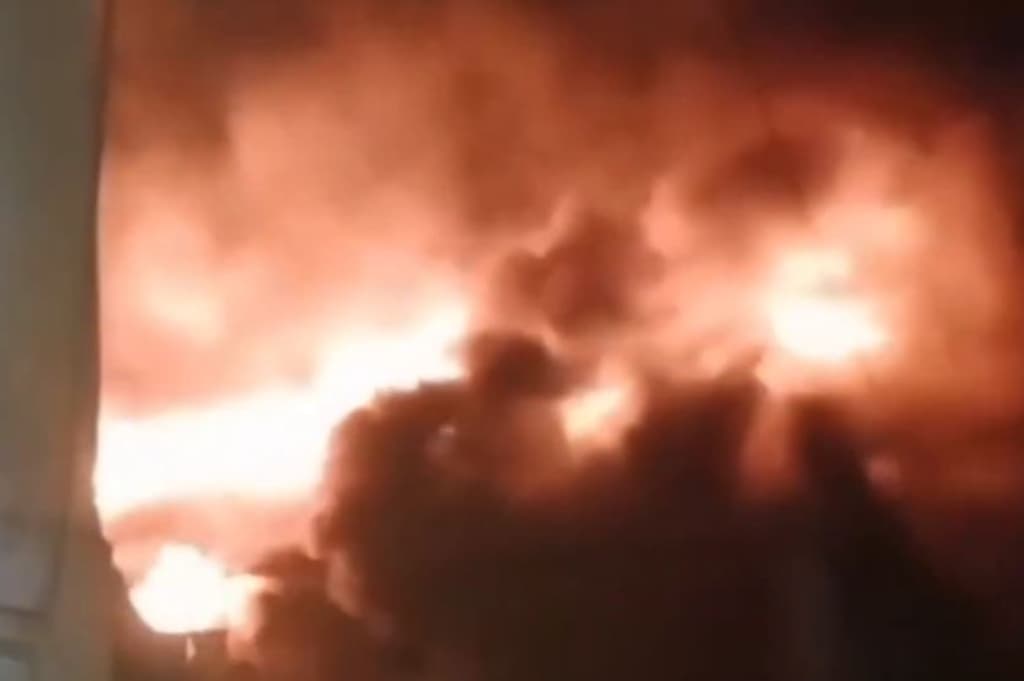 Kebakaran Rumah di Makassar, Pemuda 21 Tahun Tewas Tersetrum saat Padamkan Api Kebakaran Rumah di Makassar, Pemuda 21 Tahun Tewas Tersetrum saat Padamkan Api